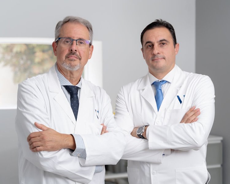 Dr. Pablo Priego Jiménez y Dr. José Daniel Sánchez López — Clínica Vieco